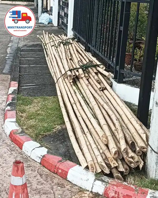 รถกระบะบรรทุกไม้ไผ่ยาวไปยังไซต์งาน