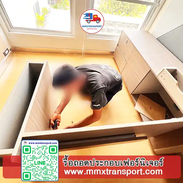 ทีมงานกำลังถอดโต๊ะทำงานอย่างเป็นระบบ