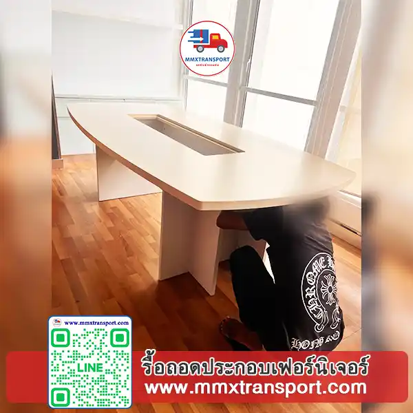 ทีมงานประกอบโต๊ะอาหารในบ้าน