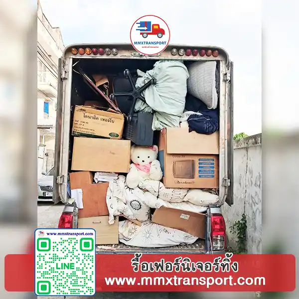 คนงานรื้อชั้นวางของเก่า