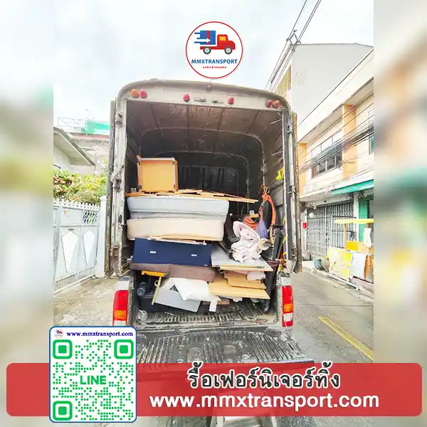 คนงานรื้อตู้เสื้อผ้าเก่าภายในห้อง